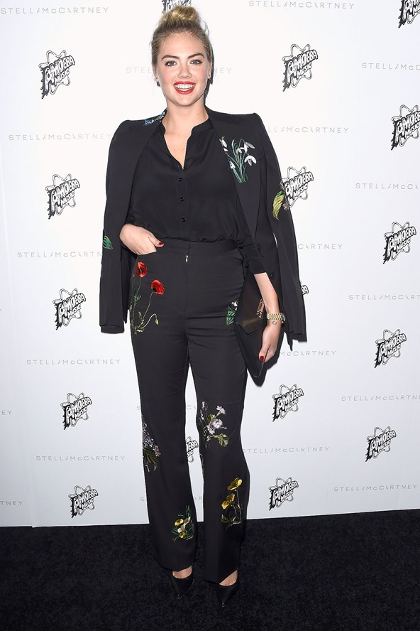 Жени в костюми? Оооо, ДА!