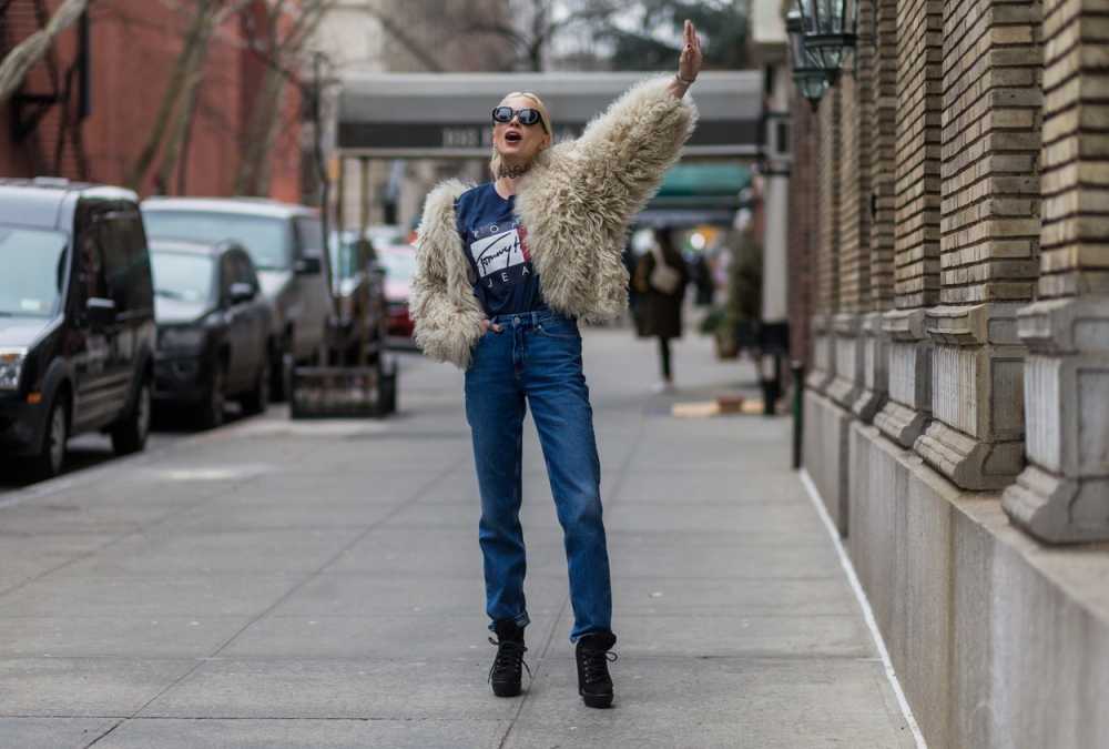 5 идеи как да носиш тениска с лого