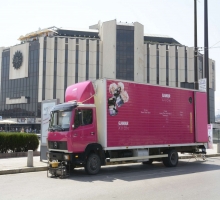 Glamour Beauty Bus by AVON: жарък бюти рекорд в сърцето на София