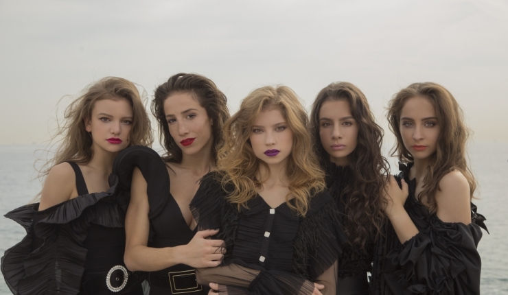 Златните момичета на корицата на GLAMOUR